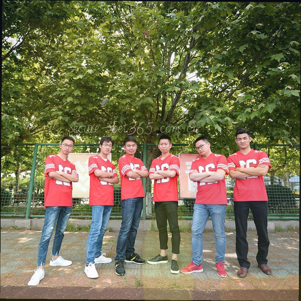 深墨绿底上的抽象城市网格与荧光青坐标点，表现地址所在的街区方位